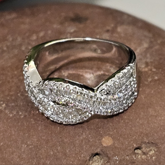 Modern Cubic Zirconia Criss Cross Statement Ring. - Picture 6 of 6